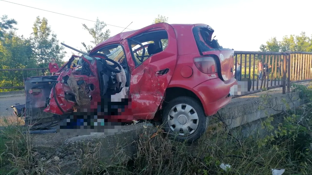 FOTO | Impact violent între două mașini, pe un drum din județul Bacău. O persoană a murit și alte trei au fost rănite