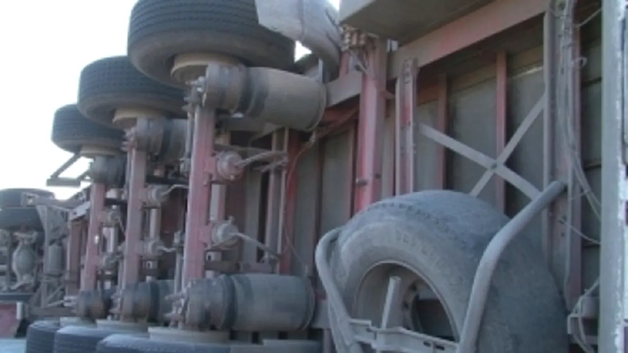 Trafic blocat pe A3, după ce un TIR s-a răsturnat pe șosea