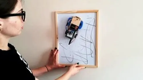 Robotul care şterge tabla în locul profesorului, invenţia inedită a unei studente din România