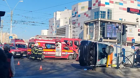 Accident grav în București, în sectorul 6. O ambulanță a fost lovită și răsturnată