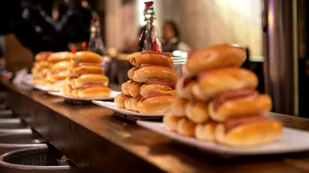 Tradiții bizare de 4 Iulie. Cum a ajuns mâncatul de hot-dog un concurs național urmărit de milioane de americani
