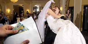 <span style='background-color: #ffd000; color: #fff; ' class='highlight text-uppercase'>FINANCIAR</span> Cât merge darul la nuntă în septembrie 2024. Acesta este ghidul complet pentru calcularea darului de nuntă