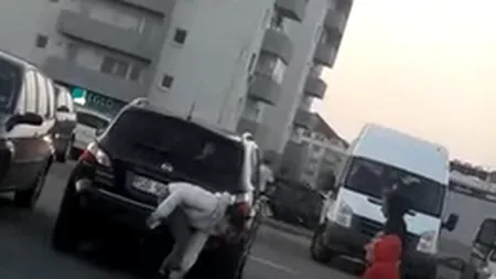 O femeie din Sibiu, impresionată de un copilaș care cerșea desculț! S-a descălțat de șosete și i le-a oferit micuțului - VIDEO