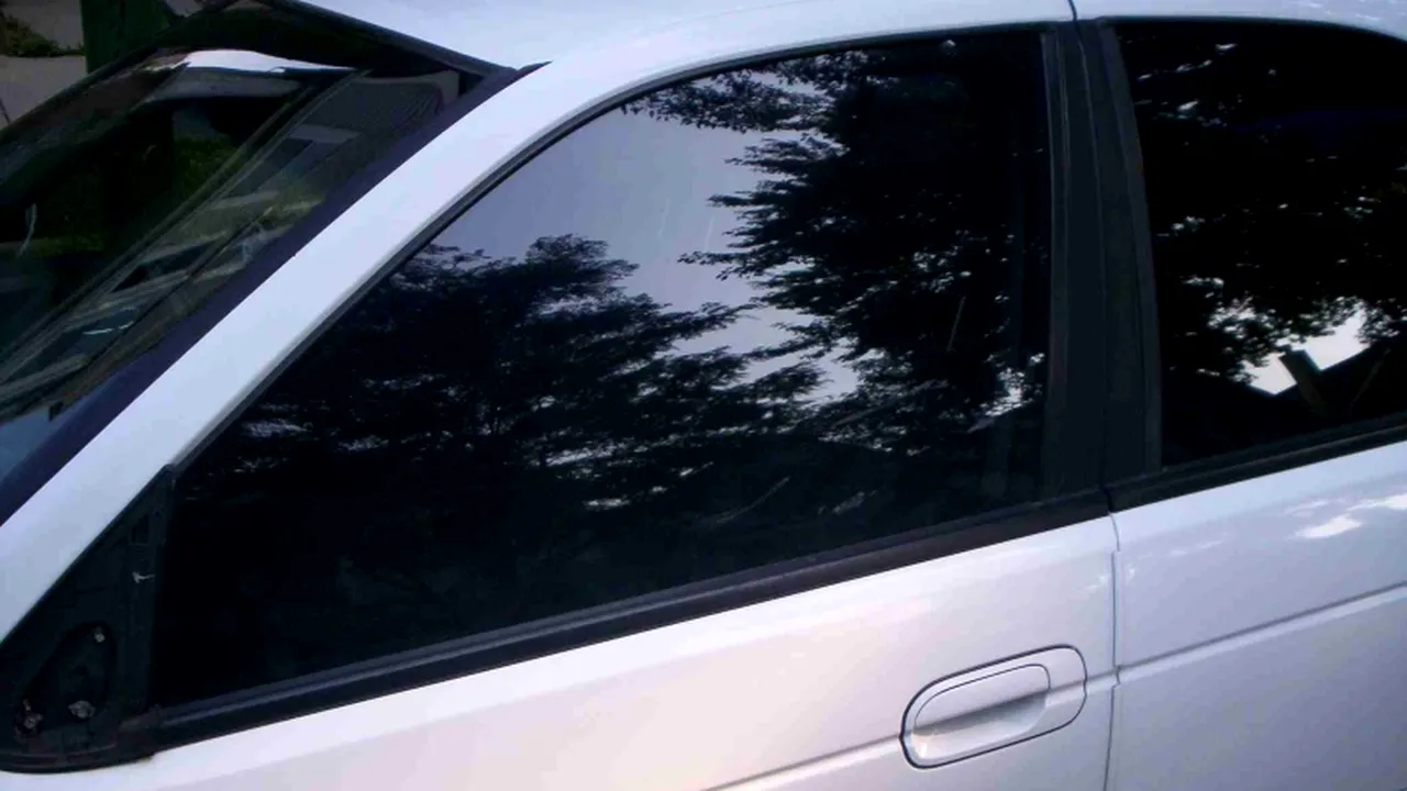 Percheziții în cinci județe pentru destructurarea unui grup specializat în trafic cu mașini de lux