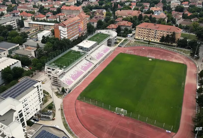 Fotbal pe acoperiș, la Timișoara. Cum arată Stadionul Știința înainte de inaugurare, cu 2 terenuri sintetice deasupra tribunei