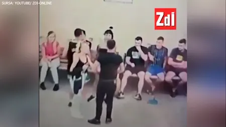 VIDEO | Momentul în care un polițist lovește cu pumnul în față o femeie care îl scuipase. Cei doi ar fi avut o relație amoroasă