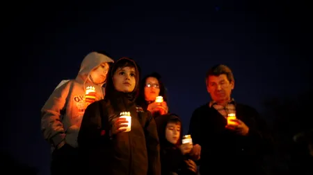Lumină mică, în căuș de palme