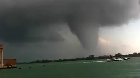 VIDEO - TORNADĂ la VENEȚIA. Zeci de nave au fost răsturnate și mai mulți copaci au fost smulși din rădăcini