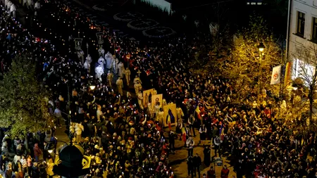 Noapte de credință la Iași. Sfânta Parascheva și Sfântul Grigore Palama au fost purtați în rugăciune pe „Calea Sfinților”