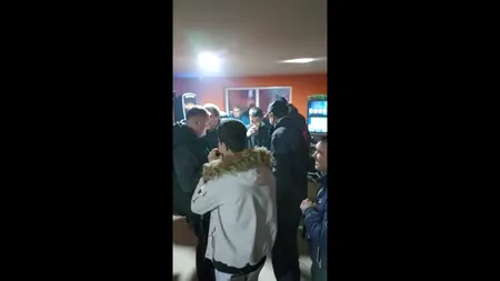 Petrecere cu manele și băutură în plină pandemie într-o comună din Olt. Viceprimarul și un consilier local, printre invitați | VIDEO