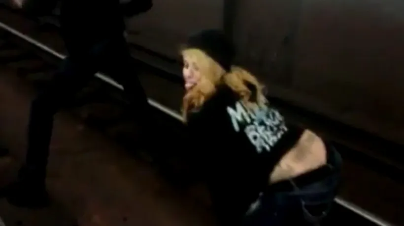 VIDEO: Două fete din New York dansează pe șinele de metrou