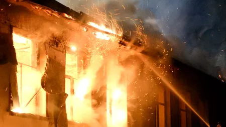 O femeie din Bacău, arsă de vie într-un incendiu pornit de la o candelă