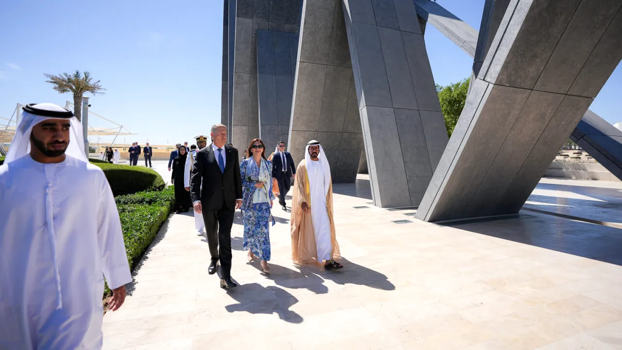 Klaus Iohannis a vizitat Monumentul Martirilor şi Marea Moschee din Abu Dhabi / GESTUL făcut în prezența elitei Emiratelor Arabe Unite | GALERIE FOTO