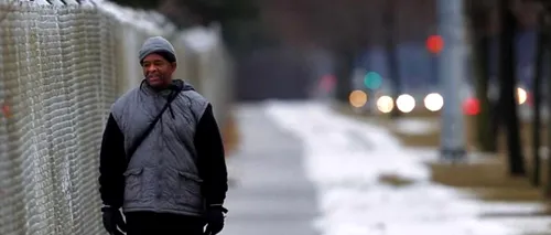 În fiecare zi, acest bărbat merge pe jos peste 30 de kilometri până la locul de muncă. Ce reacție a stârnit în rândul comunității