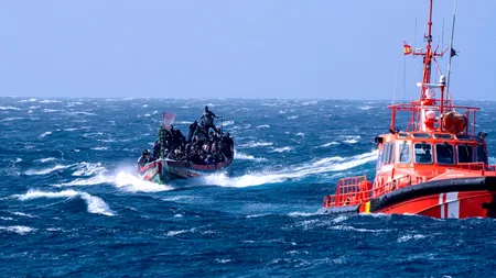 Imaginile care au SCANDALIZAT activiștii pentru drepturile omului: paza de coastă spaniolă HĂRȚUIEȘTE o barcă plină cu migranți