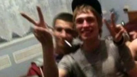 Moment jenant surprins într-o fotografie, în timpul unei petreceri studențești