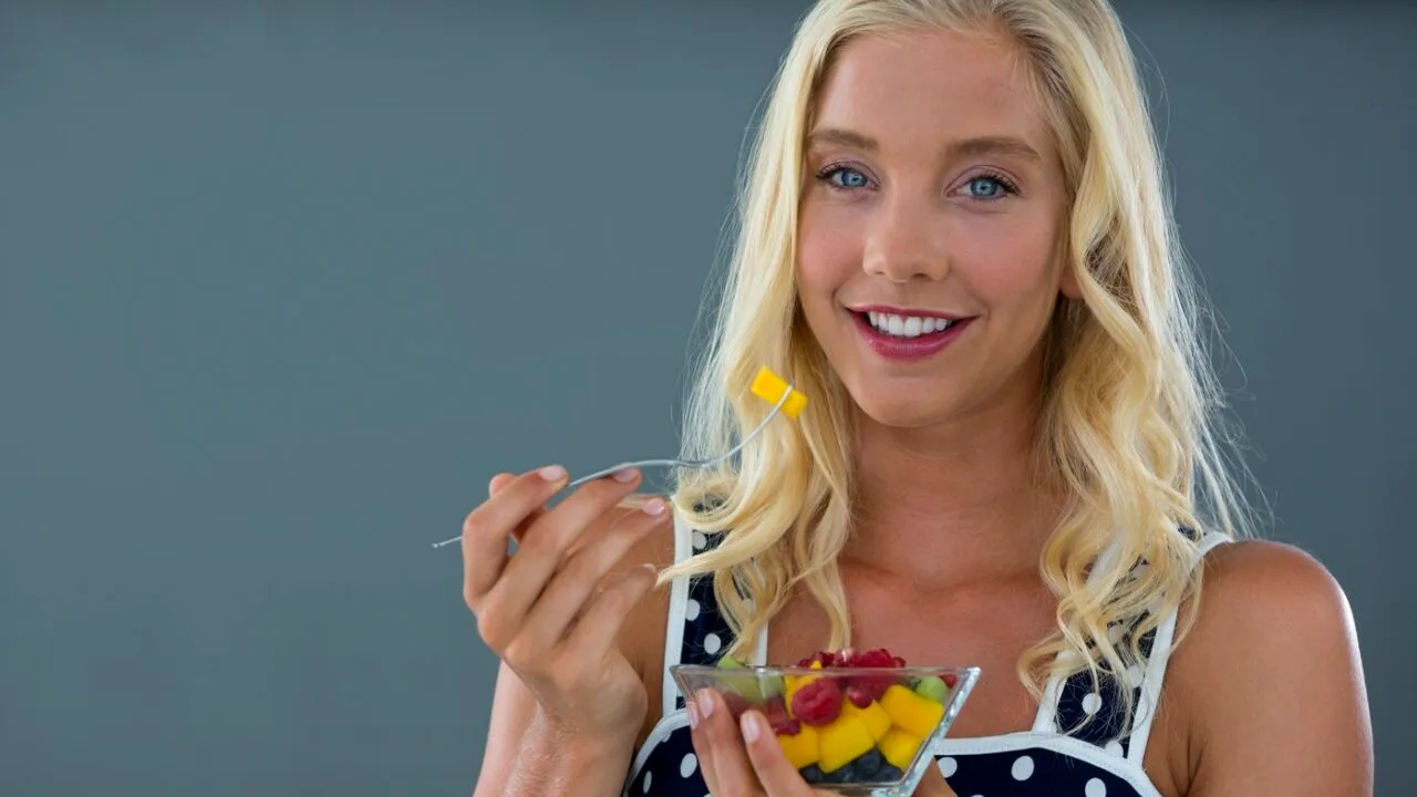 Remedii naturale care întârzie apariția firelor de păr albe și previn bolile cronice. Ce FRUCTE trebuie să consumi pentru un păr sănătos și bogat