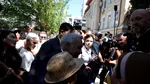 Călin Georgescu, ÎNTÂMPINAT de zeci de susținători la IPJ Ilfov