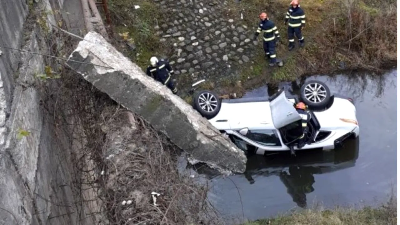 Accident SPECTACULOS în judeţul Vâlcea. Un autoturism a ieşit de pe DN 7 şi a plonjat într-o baltă