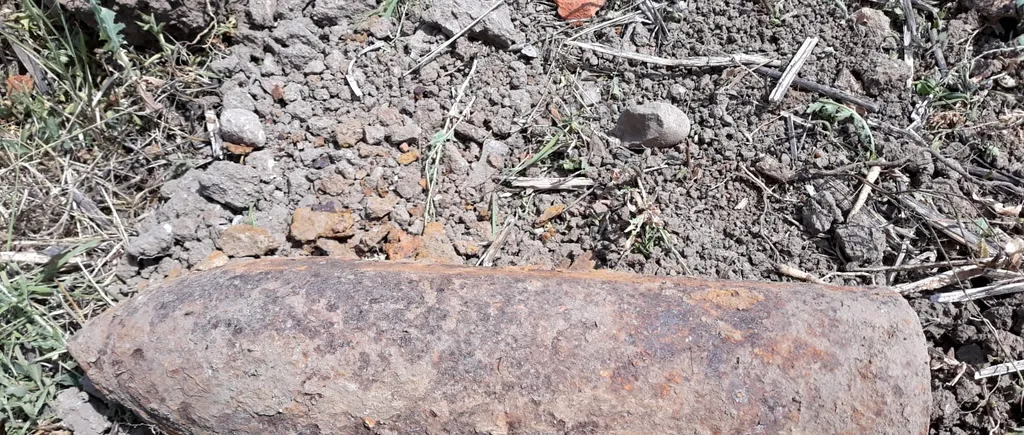Proiectil de calibru 100 mm, neexplodat, descoperit în curtea unui localnic din Botoșani (FOTO)
