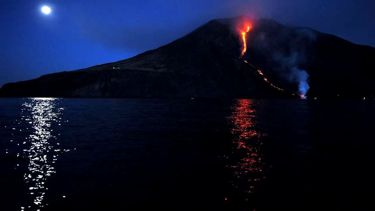Imagini spectaculoase în Marea Tireniană: erupția vulcanului Stromboli. FOTO și VIDEO