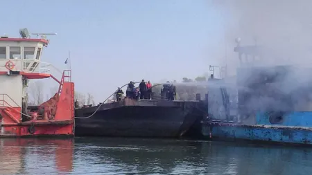 Barjă în flăcări pe Dunăre, în apropiere de Brăila. Pompierii intervin pentru salvarea echipajului