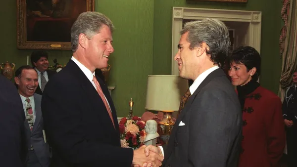 Bill Clinton și Donald Trump i-au trimis SCRISORI lui Jeffrey Epstein. Amândoi figurează într-un album aniversar din 2003, alături de 50 personalități