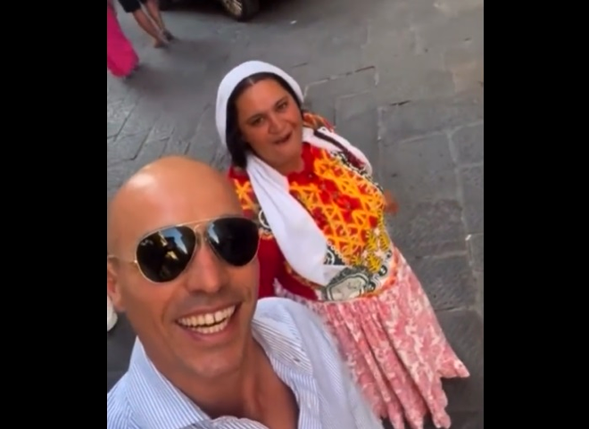 VIDEO | Val de indignare în Italia, după ce un politician s-a filmat lângă o femeie de etnie romă și a spus: „Votaţi cu noi şi nu o s-o mai vedeţi niciodată” / Sursa foto: captură video Twitter