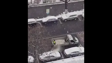 Angajați din Capitală, FILMAȚI când aruncă material antiderapant direct pe mașinile parcate. „Nu vă mai plângeți de ineficiența autorităților”