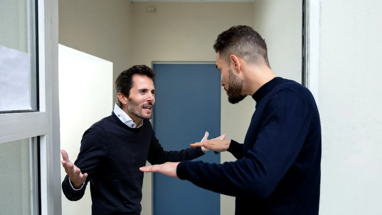 Este sau nu legal să ai geam către CURTEA vecinului? Ce spune Codul Civil și ce riscă cei care nu respectă distanța legală