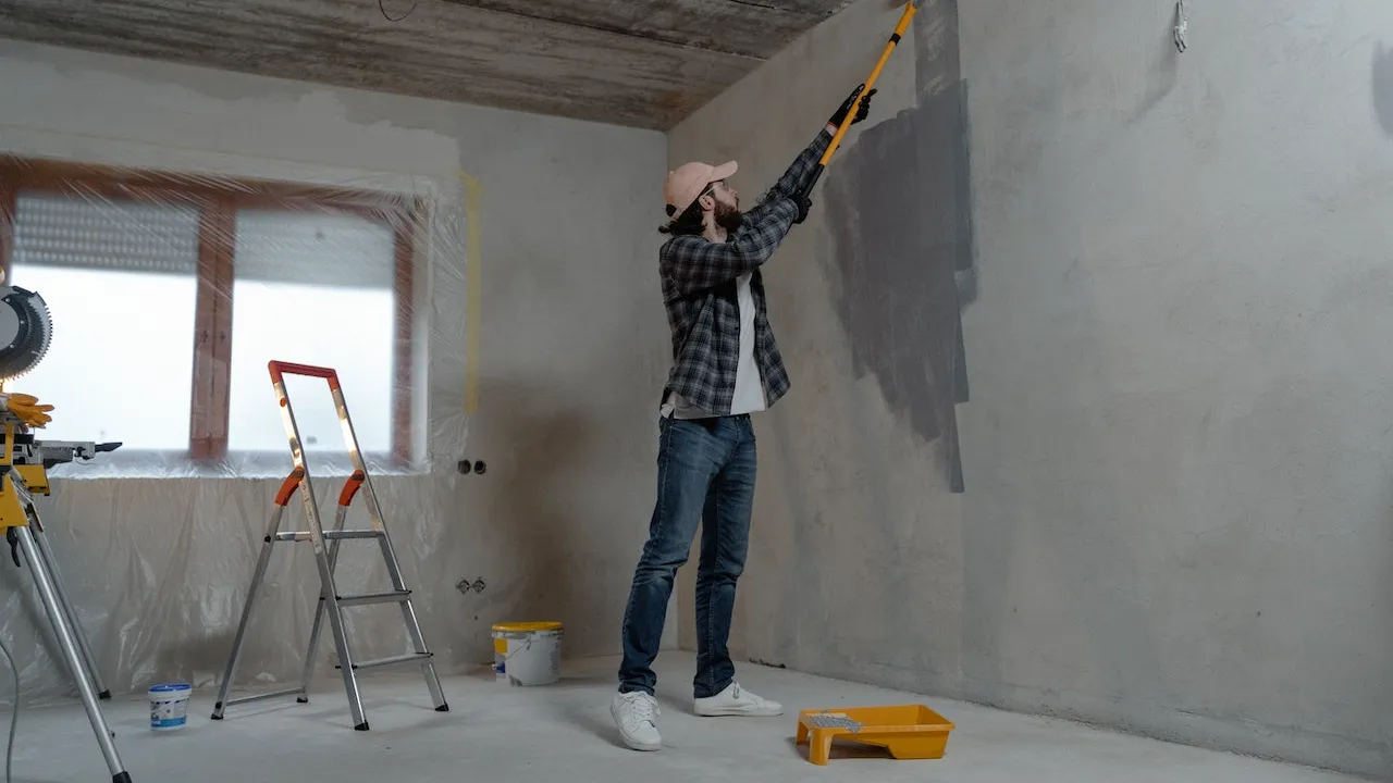 Ai nevoie de un MESERIAȘ pentru revnovarea locuinței? Iată cu cât au crescut prețurile în 2023