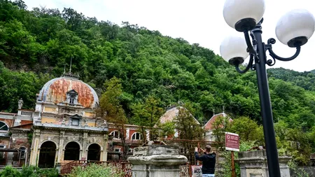 AFP: Staţiunea termală fantomă Băile Herculane, devastată de CORUPȚIE, revine la viaţă / Voluntarii vor să transforme zona într-o „perlă a Europei”