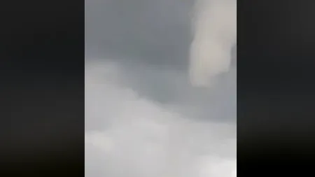O tornadă în formare, filmată într-un sat din județul Arad - VIDEO 
