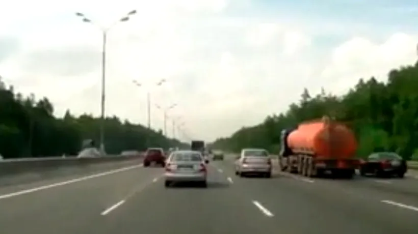 Accident grav cu o cisternă pe o autostradă din Rusia. VIDEO