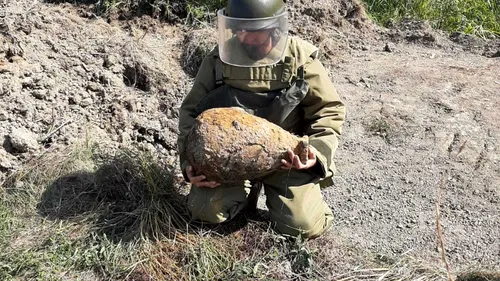 Bombă de aviație de 50 de kilograme, găsită în timpul unor lucrări de decolmatare a unui pârâu