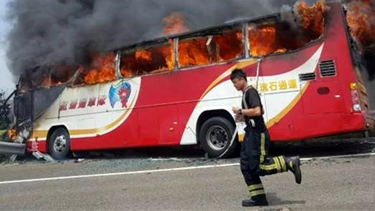 26 de morți, după ce un autocar cu turiști a luat foc în Taiwan