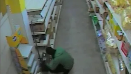 Mascat ca un NINJA, un hoț sparge supermarketul din Mărăcineni. Surpriza: SEIFUL ERA GOL