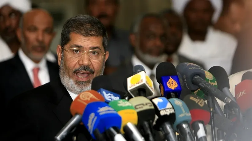Fostul președinte egiptean Mohamed Morsi a sfidat tribunalul care-l judecă pentru evadare din închisoare în 2011. Voi știți cine sunt eu?