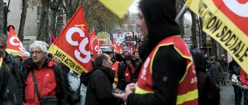 Revolte la Paris. Poliția a folosit gaze lacrimogene pentru a opri prostestatarii care voiau să intre în sediul partidului lui Macron - VIDEO