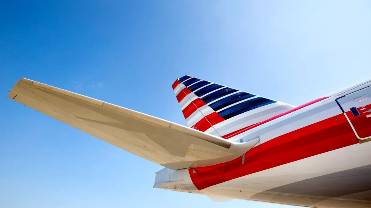 SCANDAL la American Airlines, după ce un însoțitor de bord a fost acuzat că spiona femeile la toaletă. O minoră a găsit un smartphone lipit de capac