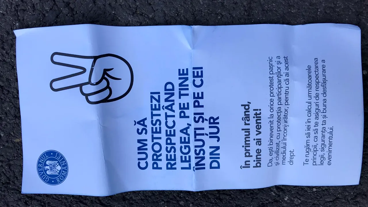 Protest 10 august | Jandarmii au împărțit în Piața Victoriei pliante cu sfaturi pentru protestatari - FOTO