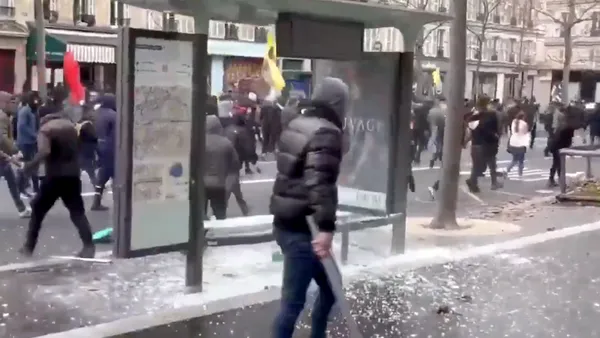 Protestele violente ale elevilor au scăpat de sub control în Franța. Aproape 500 de licee au fost închise luni, 24 de școli au fost incendiate sau jefuite. Peste 5.000 de tineri arestați, majoritatea minori