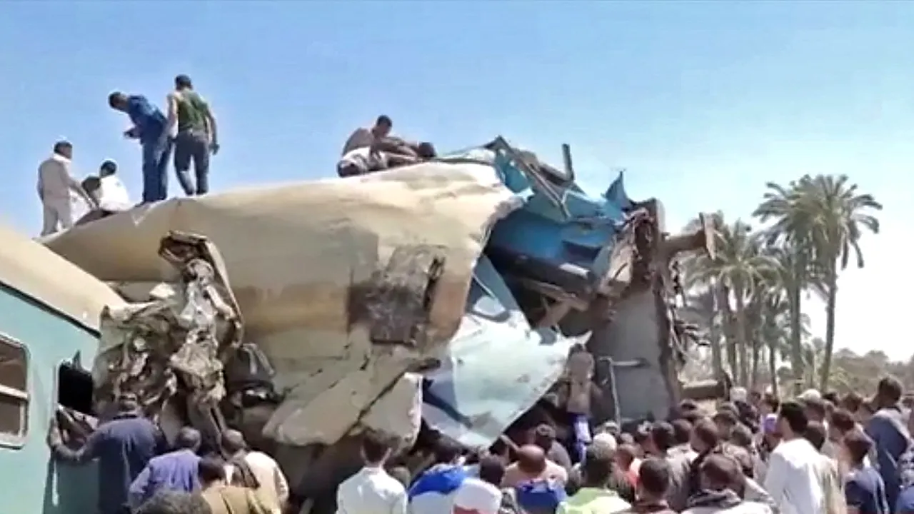 Coliziune între două trenuri în Egipt. Cel puţin 32 de persoane au murit - FOTO&VIDEO