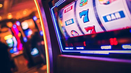 Un bărbat a sunat la 112 să reclame că nu este lăsat să intre într-o sală de jocuri. Ce amendă a primit