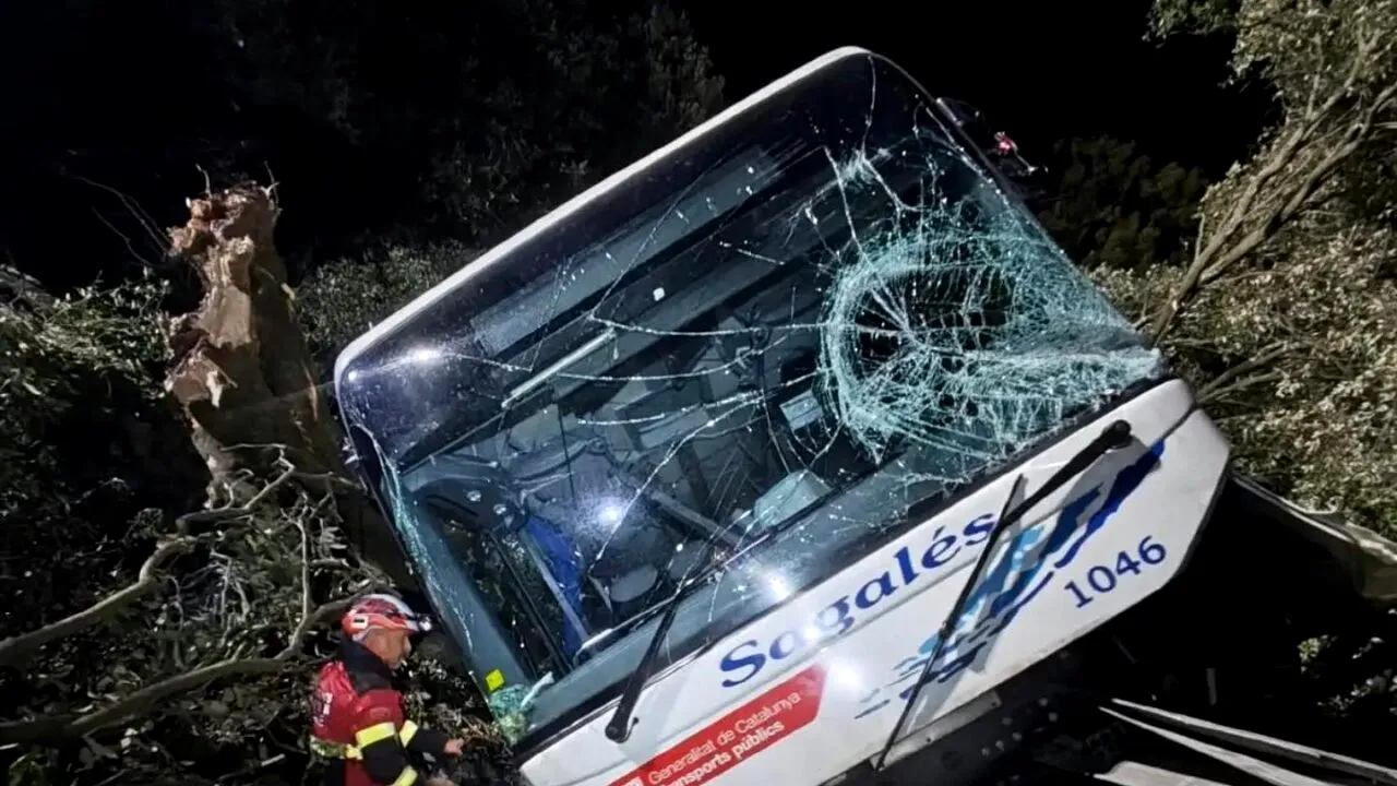Accident grav în Spania: Un autobuz cu 83 de turiști, între care și copii, a căzut într-o râpă abruptă. Șapte răniți sunt în stare gravă