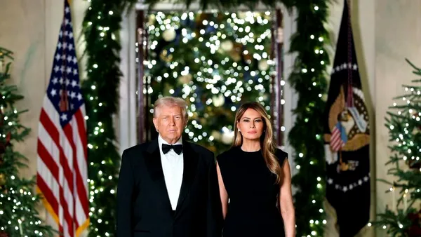 Poza de Crăciun a lui Donald și Melania Trump provoacă stupoare pe rețelele sociale: „Parcă merg la înmormântare”