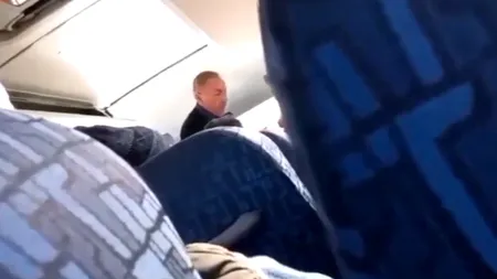 VIDEO: „Stai pe scaun, cum îți spun eu!”. Șoferul unui microbuz din Onești, filmat cum lovește o bătrână cu pumnii în cap. Atenție! Imagini șocante