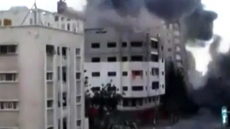 Momentul în care două blocuri din Gaza au fost rase de pe fața pământului de rachete israeliene 