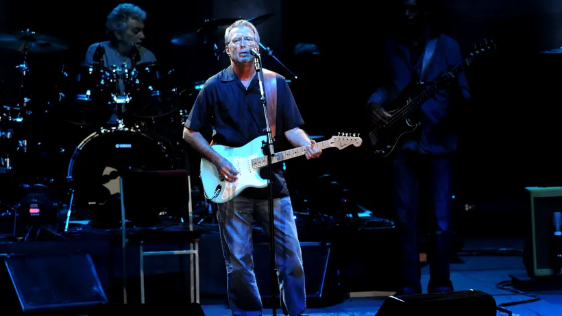 Eric Clapton spune că persoanele care s-au vaccinat anti-COVID sunt victime ale „hipnozei de formare în masă”