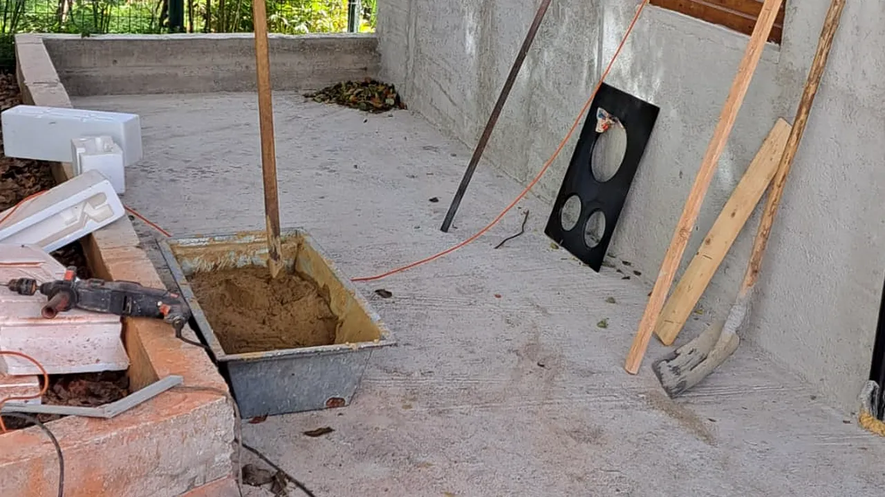 Românii care construiesc fără autorizație în propria curte riscă AMENZI uriașe. Pot fi garaje, șoproane, grajduri, toalete sau alte anexe